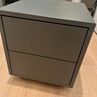 Cassettiera/comodino con rotelle