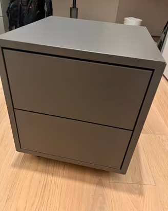 Cassettiera/comodino con rotelle