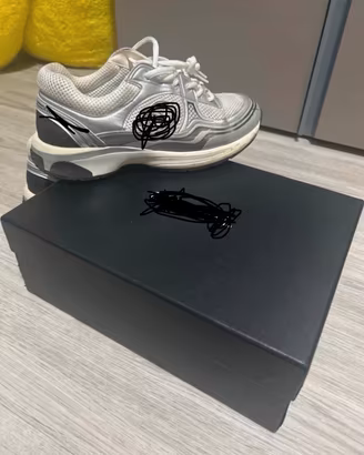 Scarpe bianche e grigie