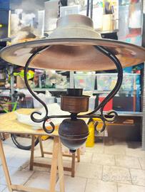 Lampadario in ferro battuto e rame