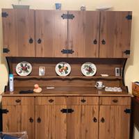 Dispensa in legno spaziosa