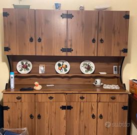 Dispensa in legno spaziosa