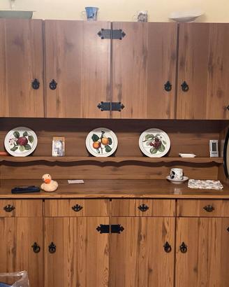 Dispensa in legno spaziosa