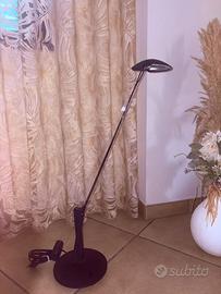 Lampada da tavolo design Valenti orientabile