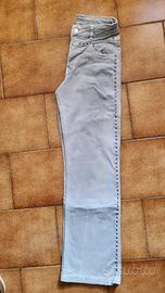 jeans grigio con borchie 