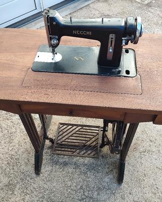 Macchina da cucire d'epoca Necchi 