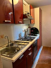 Cucina con elettrodomestici usata