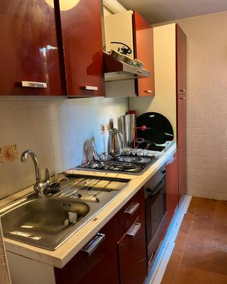 Cucina con elettrodomestici usata