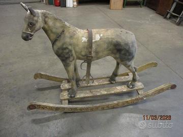 Cavallo a dondolo fine 700 primi 800