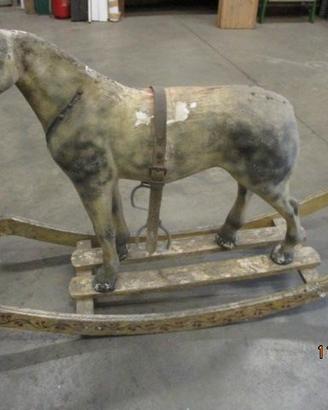 Cavallo a dondolo fine 700 primi 800