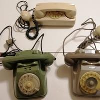 Tre vecchi telefoni fissi
