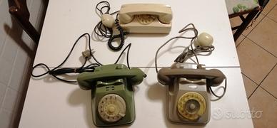 Tre vecchi telefoni fissi