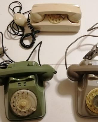 Tre vecchi telefoni fissi