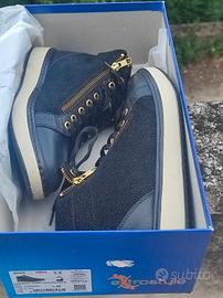 Scarpe Extrostyle. Modello Tropea. Nero/oro. Donna