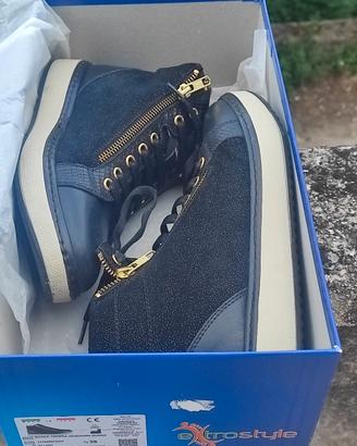 Scarpe Extrostyle. Modello Tropea. Nero/oro. Donna