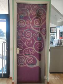 Porta in vetro decorato con bordo perimetrale