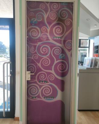 Porta in vetro decorato con bordo perimetrale