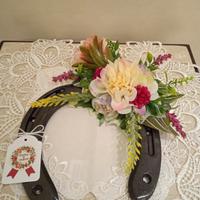 Ferri di cavallo portafortuna e fiori artificiali 