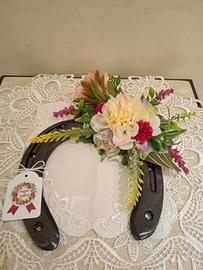 Ferri di cavallo portafortuna e fiori artificiali 