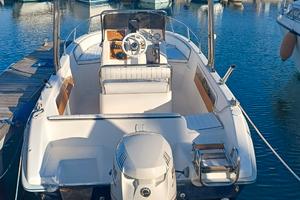 Terminal Boat 21 con motore Evinrude da 115 CV