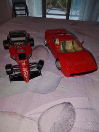 coppia modellini auto Ferrari  da corsa e coupé 