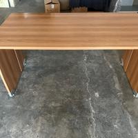 Scrivania in legno color ciliegio da 150cm