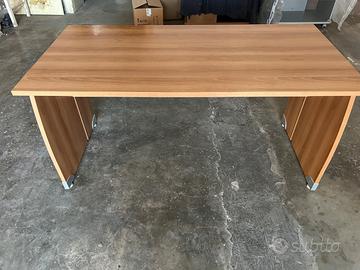 Scrivania in legno color ciliegio da 150cm