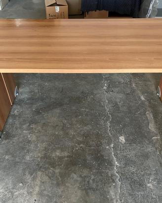Scrivania in legno color ciliegio da 150cm