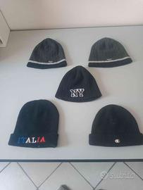 12 Berrette varie di lana Totale Euro 10