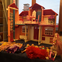 Casa delle bambole e camper con bambole