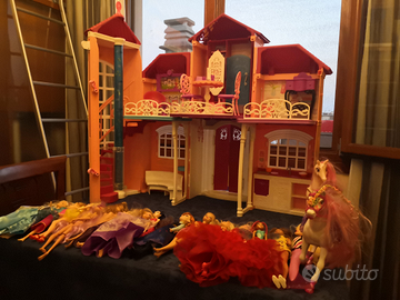 Casa delle bambole e camper con bambole