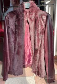 Giacca in pelle viola.