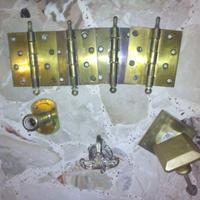 Cerniere, occhio magico, pomello, gancio per porta