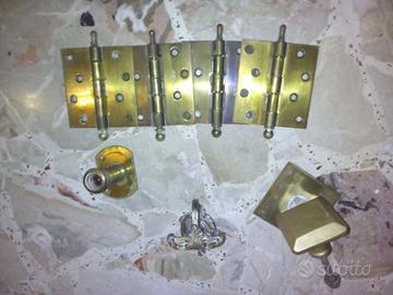 Cerniere, occhio magico, pomello, gancio per porta