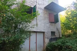 Casa indipendente con 20 mila mq di terreno