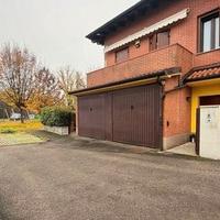 Villa a schiera di testa con giardino