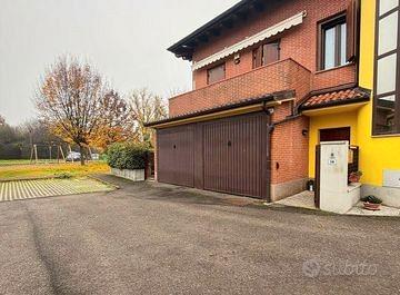 Villa a schiera di testa con giardino