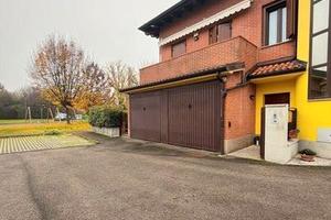 Villa a schiera di testa con giardino