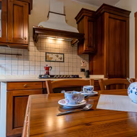 Cucina artigianale, ante in massello.