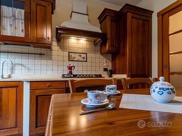 Cucina artigianale, ante in massello.