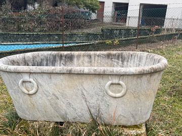 Vasca antica in marmo bianco di Carrara