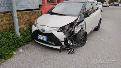 Toyota Yaris ibrida incidentata 