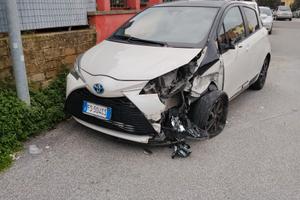 Toyota Yaris ibrida incidentata 