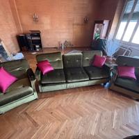 divano letto e due poltrone