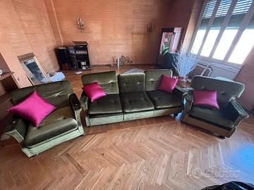 divano letto e due poltrone