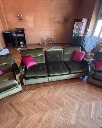 divano letto e due poltrone