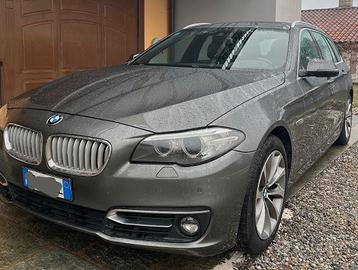 BMW 520d xDrive con cerchi in lega