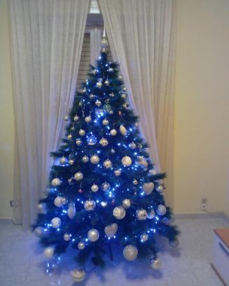Albero di Natale completo di addobbi e luci
