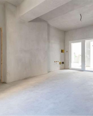 Trilocale ristrutturato con cortile e posto auto