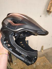 casco con mentoniera estraibile